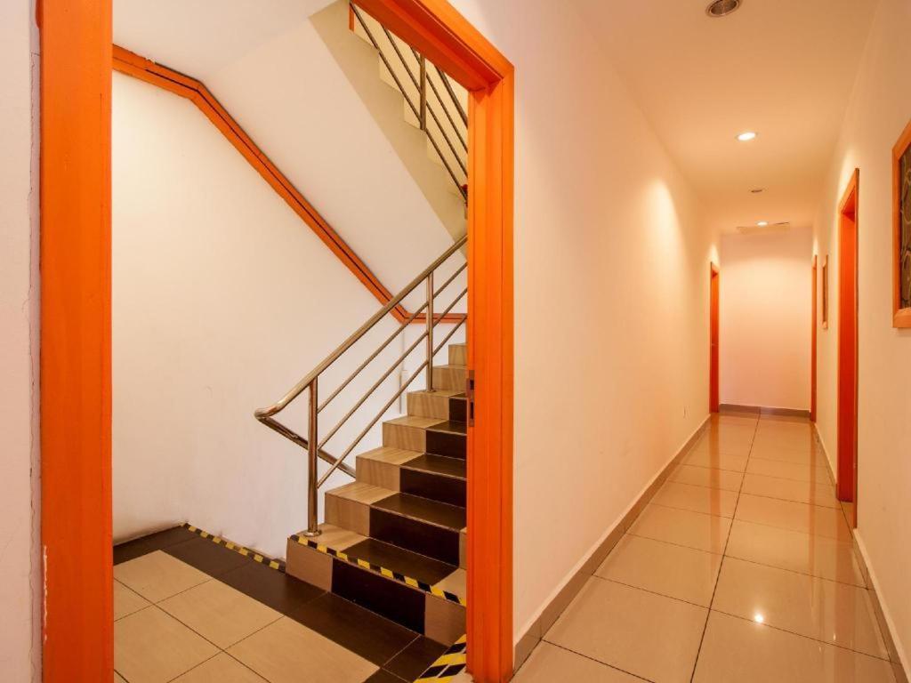 1 Hotel Taman Connaught Kuala Lumpur Exterior photo